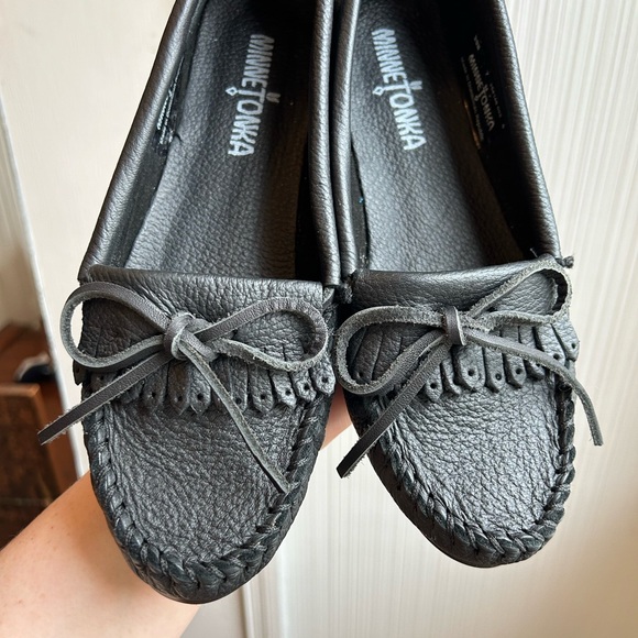 🦌 NWOT Minnetonka Deerskin Kilty Black Leather Moccasins - Picture 3 of 11